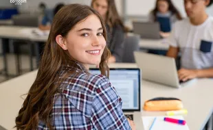 progetto connessi e consapevoli ragazzi in classe con device