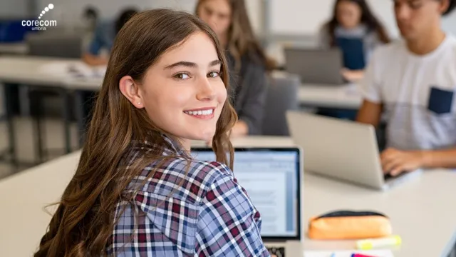 ragazzi in classe con device