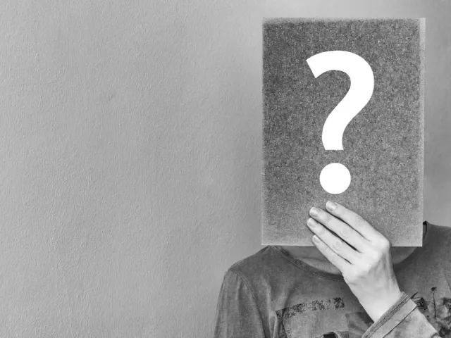 persona con punto interrogativo davanti viso